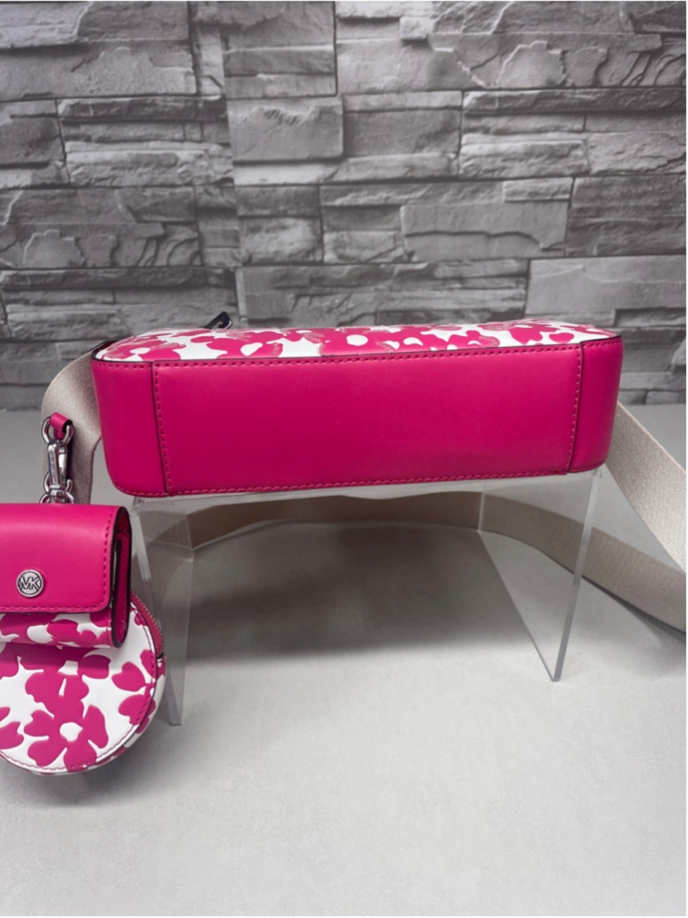 Michael Kors Crossbody With Tech Accessories Attached Dragonfruit Floral - Picture 5 of 13